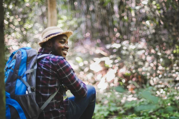 Africano Masculino Viajero Descanso Viajar Viaje Salvaje Senderismo Durante Las —  Fotos de Stock