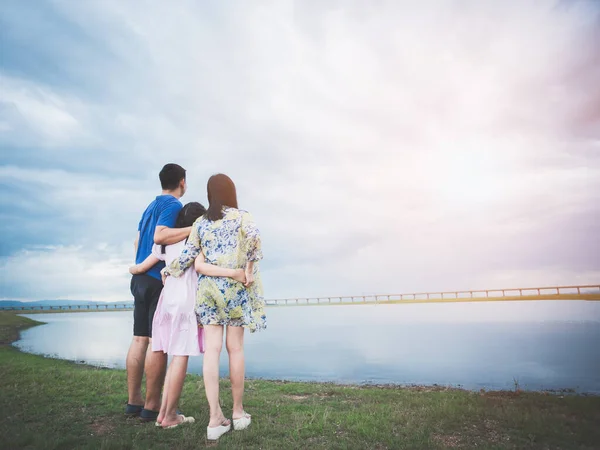 Vater Mutter Und Tochter Umarmen Sich Während Sie Die Natur — Stockfoto