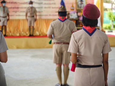 İzci ustası üstlerine saygı gösterir.