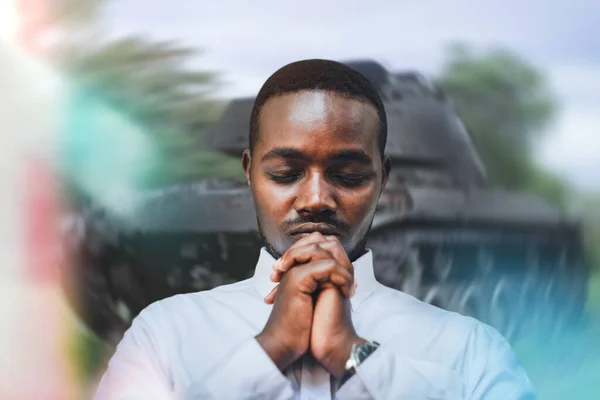 Portrait African Man Praying Mature Man Military Tank Religious War — Stockfoto