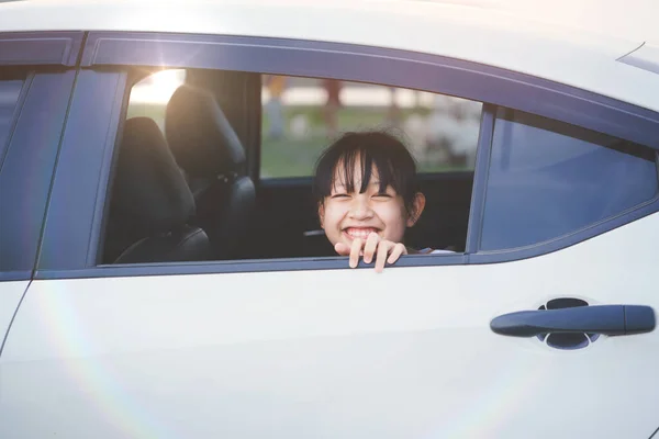 Nettes Kleines Mädchen Lächelnd Und Spaß Haben Mit Dem Auto — Stockfoto