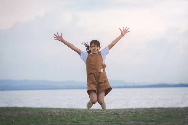 Yaz Tatilinde Sahilde Zıplayan Mutlu Kız Gülümse — Stok fotoğraf