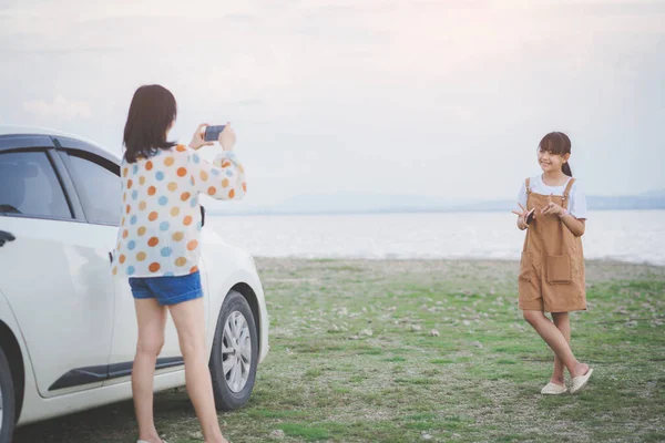 Feliz Madre Hija Tomando Fotos Por Teléfono Inteligente Divirtiéndose Una —  Fotos de Stock