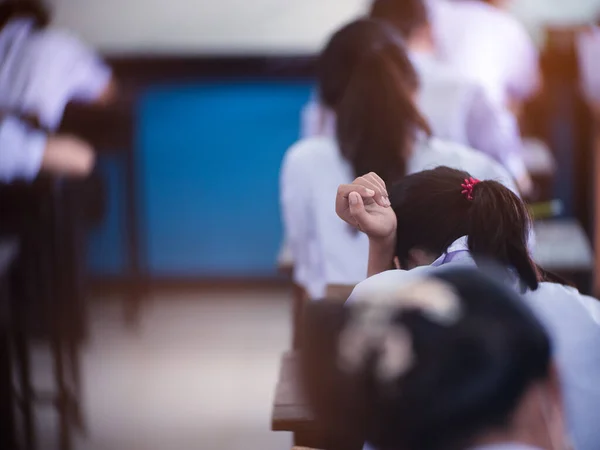 Sınav Sorularını Okuyan Öğrenciler Okul Sınıfında Baş Ağrısıyla Alıştırma Yapıyorlar — Stok fotoğraf
