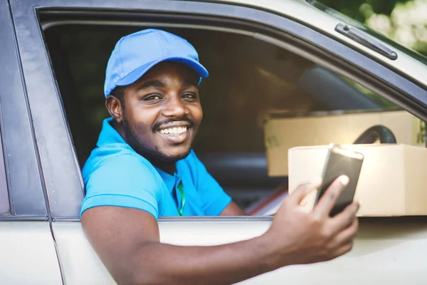 African Courier Delivery Company Using Smartphone Holding Box Package Car — Fotografia de Stock