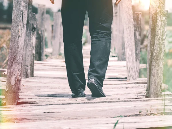 Man Walking Old Wooden Bridge Travel Nature Sunlight Background — Φωτογραφία Αρχείου