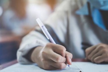 Öğrenci okuma ve sınav kağıtları egzersizlerini sınıfta stresle cevapla.