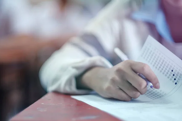 Öğrenci okuma ve sınav kağıtları egzersizlerini sınıfta stresle cevapla.