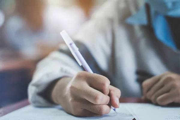 Nahaufnahme Der Hand Des Schülers Der Prüfungsbögen Liest Und Übungen — Stockfoto