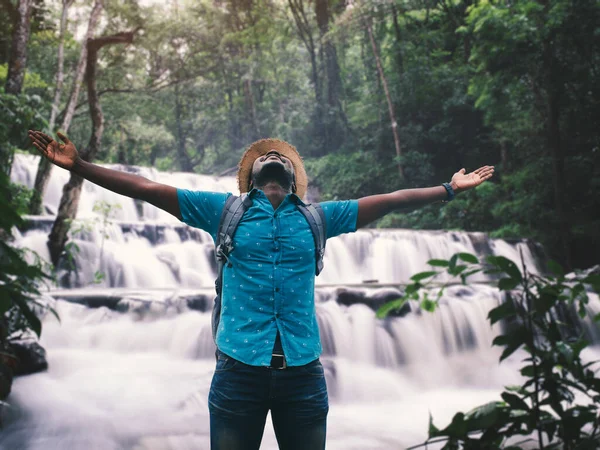 Libertad Hombre Viajero Africano Con Mochila Disfrutando Increíble Cascada Tropical — Foto de Stock