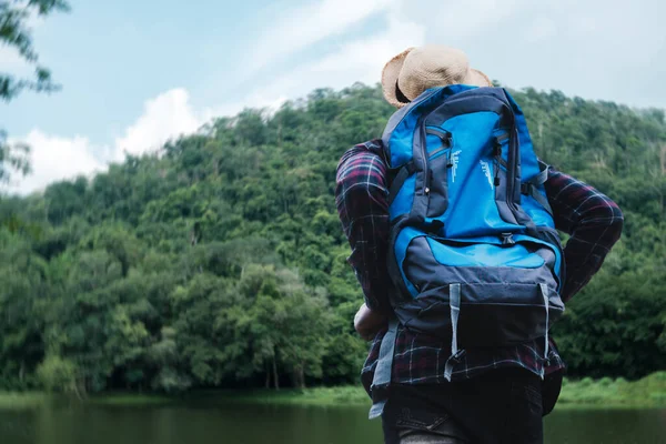 Viaje Turístico Masculino Africano Viaje Salvaje Montaña Senderismo Durante Las —  Fotos de Stock