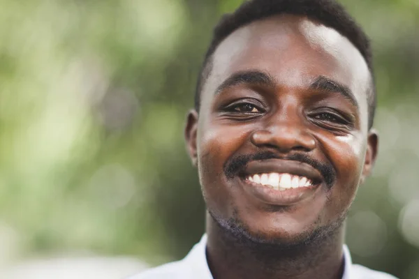 Hombre Africano Encantador Con Una Cara Feliz Pie Sonriendo Con —  Fotos de Stock