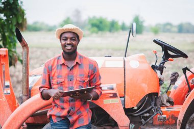Tarım alanında tablet kullanan Afrikalı çiftçi. Tarım kavramı.