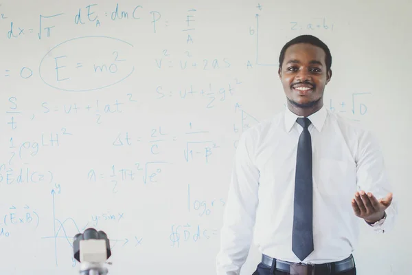 Professor Africano Está Explicando Aulas Ciências Dentro Sala Aula Com — Fotografia de Stock