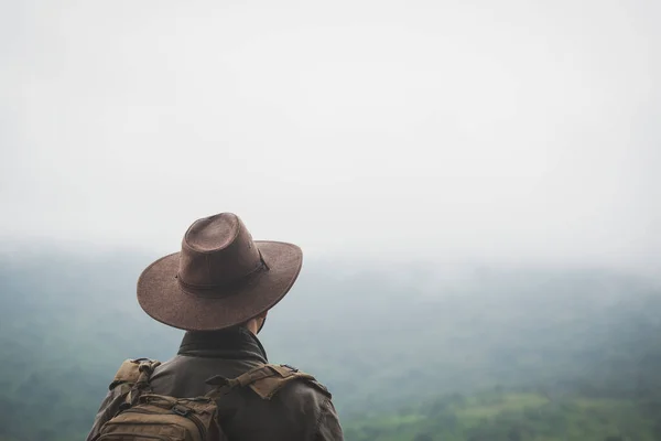 Sırt Çantası Taşıyan Şapkalı Özgürlük Yolcusu Sisli Bir Günde Dağın — Stok fotoğraf