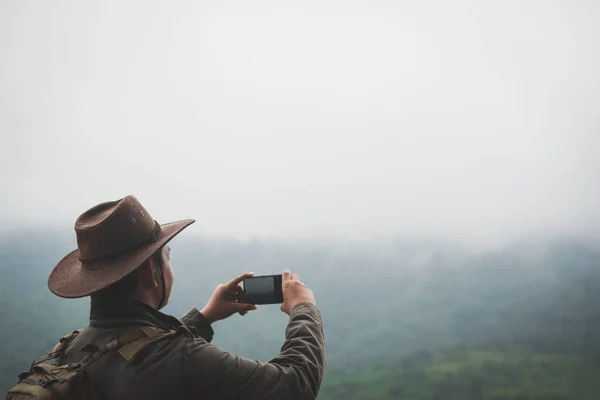 Freiheitsreisender Mann Mit Hut Und Rucksack Steht Oben Auf Einem — Stockfoto
