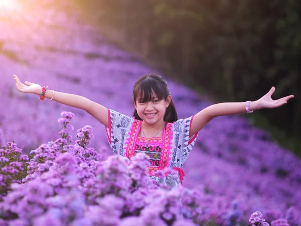 Una Ragazza Sorridente Abito Nativo Trova Campo Margarets — Foto Stock