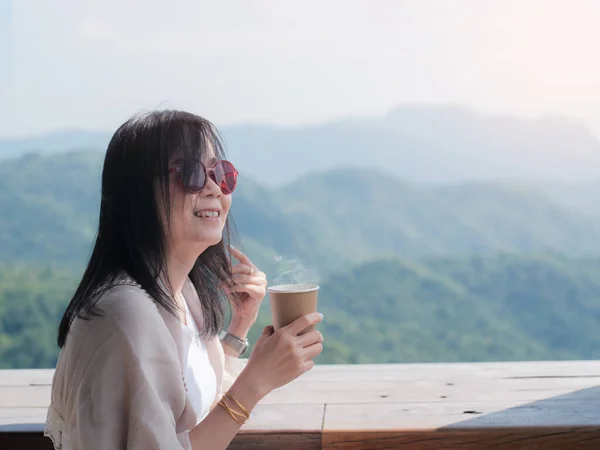 Feliz Mujer Asiática Sosteniendo Bebiendo Café Caliente Sonríe Chica Turística — Foto de Stock