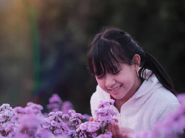 원주민 의상을 미소짓고 소녀가 마아가 꽃들이 들판에 — 스톡 사진