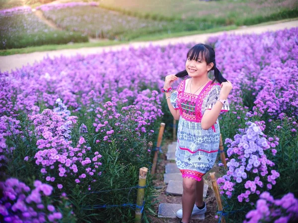 Jasno Uśmiechnięta Dziewczyna Rodzimej Sukience Stoi Polu Kwiatów Margaretek — Zdjęcie stockowe
