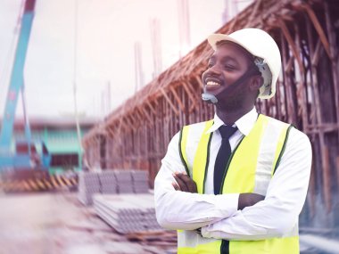 Afrikalı mimar mühendis inşaat alanında birlikte çalışıyor.
