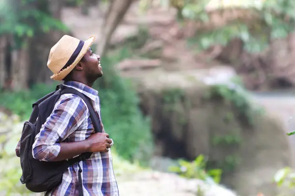 Sırt Çantalı Afrikalı Turist Ormanın Doğal Güzelliğine Hayran Kaldı Şaşırdı — Stok fotoğraf