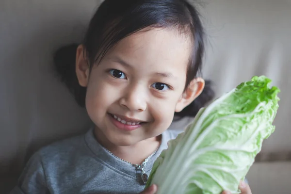 Chica Asiática Ojos Brillantes Comiendo Felizmente Verduras Con Celebración Cabbage — Foto de Stock