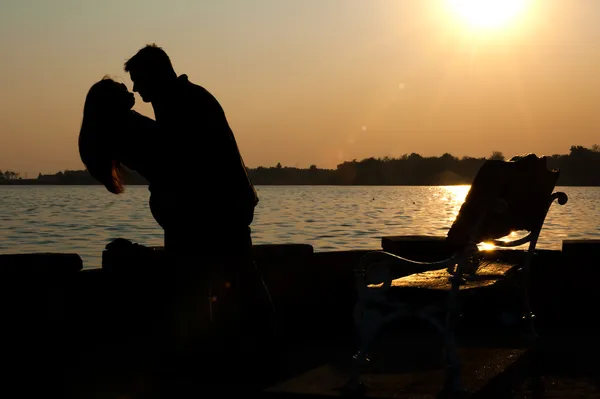 Pareja joven enamorada Fotos de stock libres de derechos