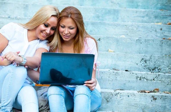 Felice giovani studenti delle scuole superiori — Foto Stock