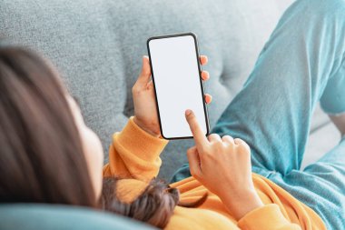 İçerik yaratmak için boş kopya alanı beyaz ekran arka planına sahip akıllı telefon kullanan kadının elini kapat.