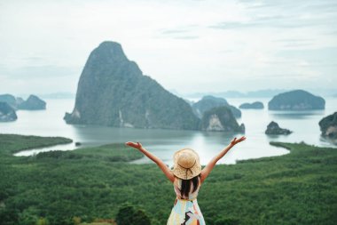 Özgürlük yolcusu kadın. Tayland 'da dağın tepesinde kollarını açmış dinleniyor. Seyahat konseptinin tadını çıkarın.