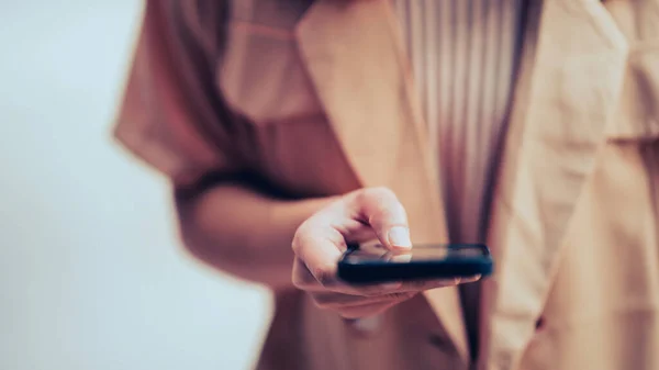 Akıllı Telefon Kullanan Kadının Eli Cep Telefonunda Internet Üzerinden Mesajlaşma — Stok fotoğraf