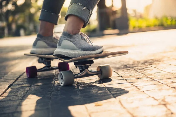 Close Bein Auf Surfskate Oder Skateboard Auf Der Straße Sport — Stockfoto