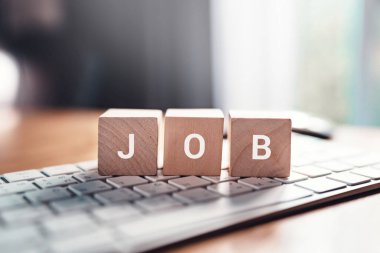 Klavye - iş arama ve çevrimiçi uygulama üzerinde Job harfleriyle tahta küp.