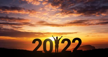 Silüet özgürlüğü mutlu kadın tepede eğleniyor ve 2022 yıldır yeni yılı kutluyoruz, boşluğu kopyalayın..