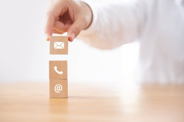 CONTACT US, İşadamı el ele tutuşması (posta, telefon, e-posta) simgesi. kesme desteği konsepti.