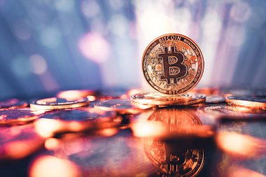 Bitcoin Kripto altın sikke ve hafif bokeh arka plan. Engelleme teknolojisi, Sanal kripto para birimi kavramı.