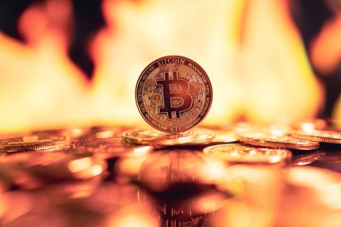 Bitcoin Kripto altın sikkesi yangın arka planında. Engelleme teknolojisi, Sanal kripto para birimi kavramı.
