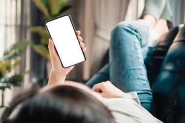 Akıllı telefon maketi. Ev ofisindeki koltukta cep telefonu kullanan kadınlar. Tasarım kavramı için beyaz ekran boş alanı.