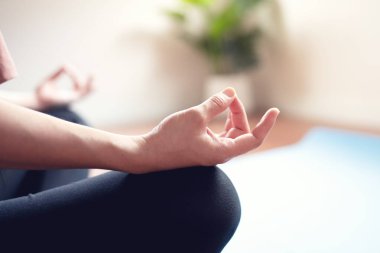 Kapat - kadın yoga dersi alıyor, nefes alıyor, dinleniyor, evde çalışıyor. Şey, sağlık konsepti.