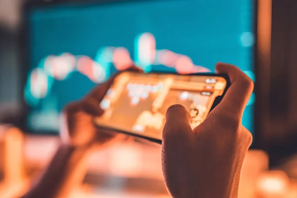 Yakın plan - Cep telefonunda dijital takas arka planında engelleme oyunu oynayan kadının elleri, Kripto para ödülü kazanmak için oynayın.