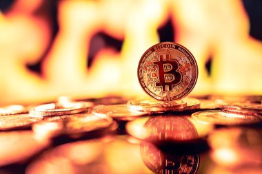 Yakın plan - Bitcoin Crypto altın sikke yangın arka planı. Engelleme teknolojisi, sanal kripto para birimi konsepti. Boşluğu kopyala.