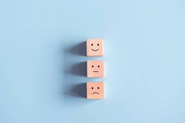 Üzgün ve mutlu ruh hali, değerlendirme, artış, müşteri deneyimi, memnuniyet ve en iyi hizmet derecelendirme konseptine sahip emoji ifadeleri..