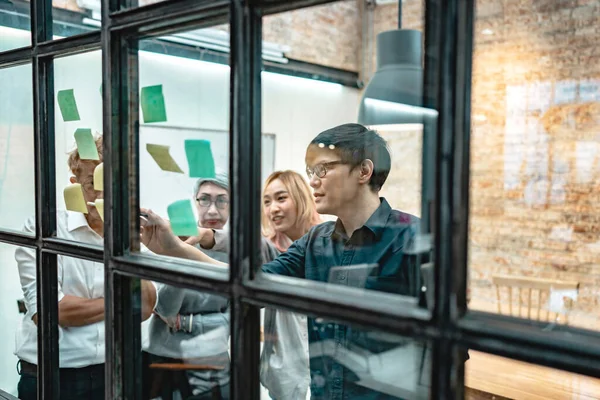 Negocios Asiáticos Reunión Personas Oficina Utilizar Post Notas Para Planificar —  Fotos de Stock