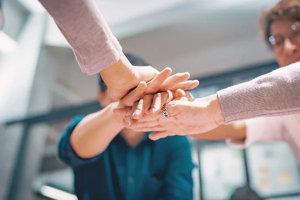 Close Equipo Empresarios Unidos Poniendo Sus Manos Fuertes Juntos Unidad —  Fotos de Stock