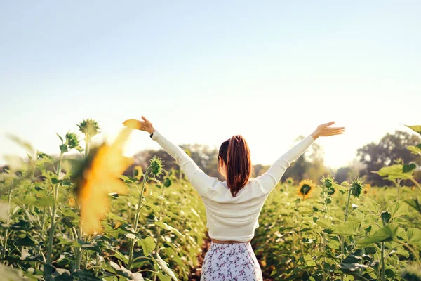 Mujer Feliz Pie Abrir Los Brazos Campo Girasol Atardecer Concepto —  Fotos de Stock