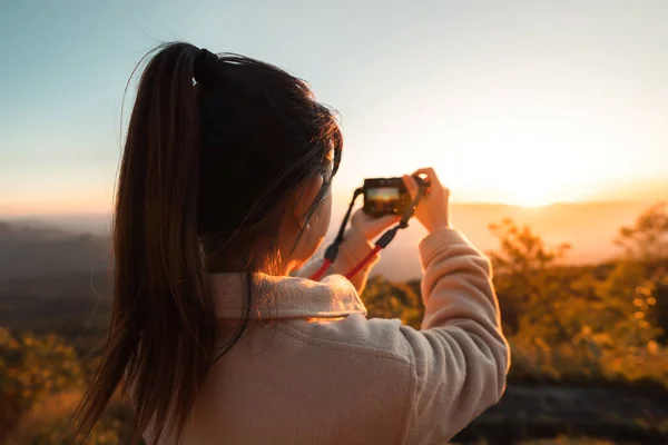 Vrouwelijke Reiziger Fotograferen Foto Bekijken Van Zonsondergang Berg Met Camera — Stockfoto