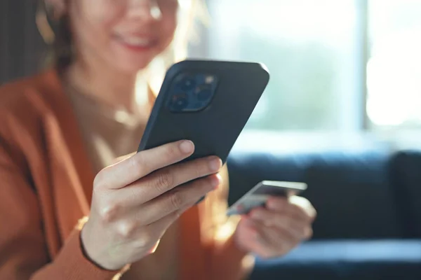 Pagamento Online Close Mãos Mulher Segurando Cartão Crédito Usando Telefone — Fotografia de Stock