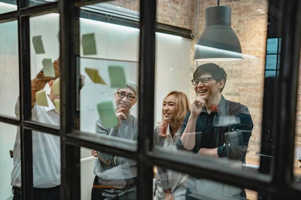 Primer Plano Gente Negocios Asiáticos Reunión Oficina Uso Post Que —  Fotos de Stock