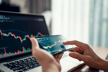 Yakın plan - Kadın akıllı telefon, kripto para birimi gelecekteki fiyat öngörüsünde Bitcoin fiyat tablosunu kontrol ediyor.